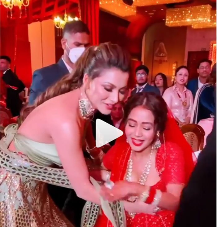কোমর থেকে খুলে যাচ্ছিল নেহার বিয়ের ঘাগরা!দেখুন ভিডিও - West Bengal News 24