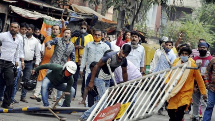 গেরুয়া মিছিলে লাঠি পুলিশের, রণক্ষেত্র বেহালা - West Bengal News 24 গেরুয়া মিছিলে লাঠি পুলিশের, রণক্ষেত্র বেহালা - West Bengal News 24