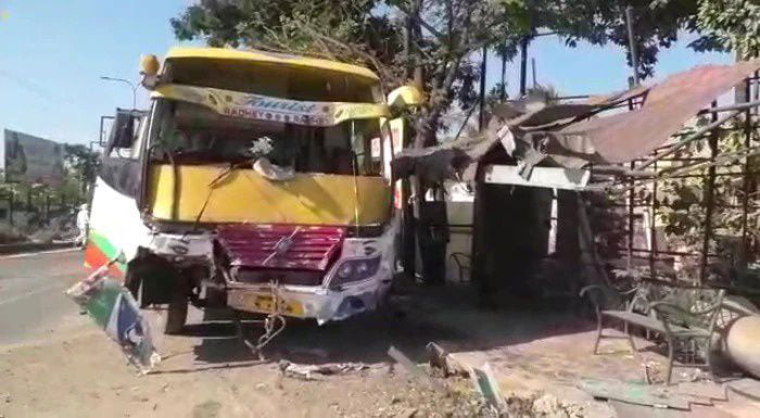 বেলঘড়িয়ায় বড় দুর্ঘটনার হাত থেকে বাঁচলেন ৬০জন যাত্রী! - West Bengal News 24