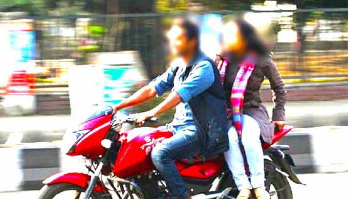 প্রেমিকের সঙ্গে যৌন সম্পর্ক কেমন, তরুণীকে প্রশ্ন বাইকচালকের! অতঃপর - West Bengal News 24