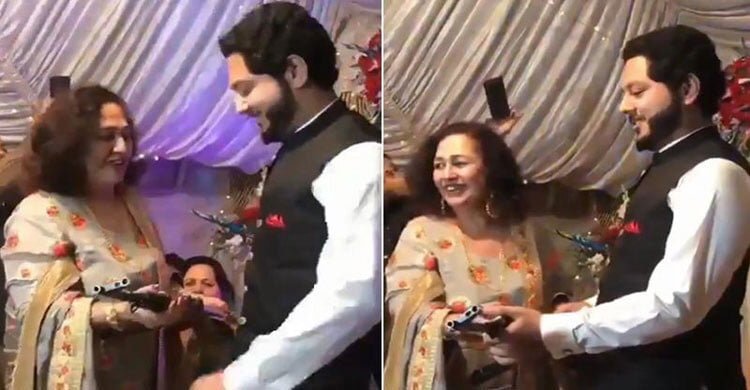 বিয়ের আসরে বরকে একে-৪৭ উপহার! - West Bengal News 24