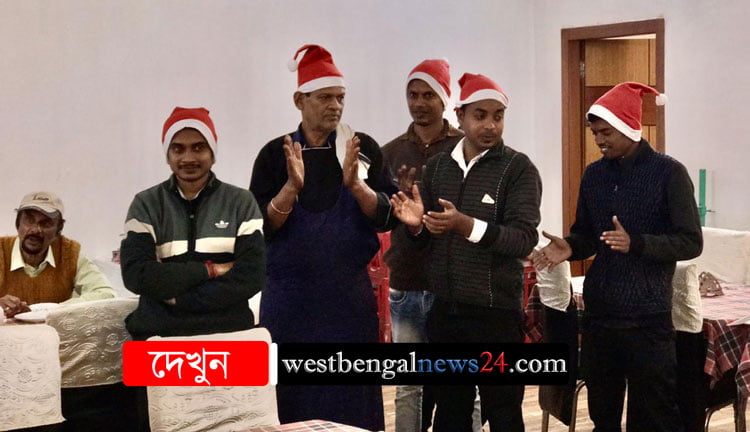 ঝাড়গ্রাম রাজবড়ি ট্যুরিস্ট কমপ্লেক্সের পঞ্চম বর্ষপূর্তিতে কেক কেটে উদযাপন - West Bengal News 24