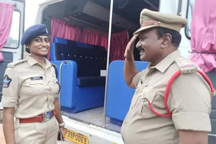 ডিএসপি মেয়েকে স্যালুট জানিয়ে ভাইরাল ইন্সপেক্টর বাবা - West Bengal News 24