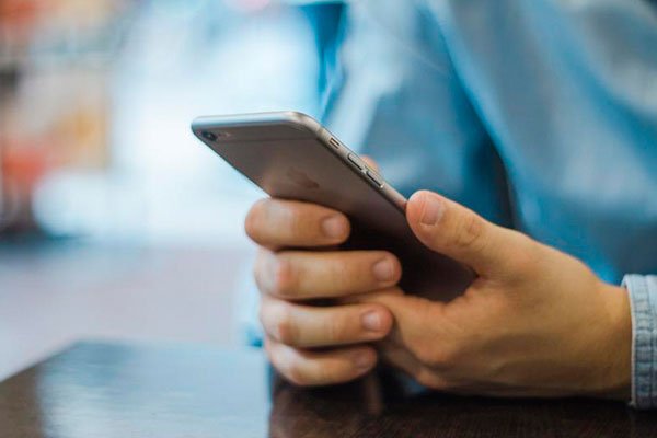 স্বামীর মোবাইলে থাকা নিজের পুরনো ছবি চিনতে পারলেন না স্ত্রী, অতঃপর… - West Bengal News 24