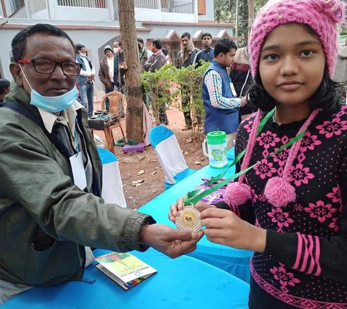 বাঁকুড়ার জয়পুরের অনুস্কা হতে চায় চিত্রশিল্পী - West Bengal News 24