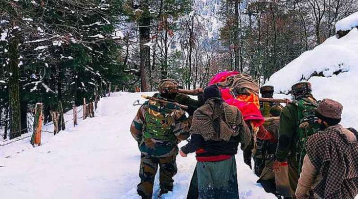 বরফে হাঁটু-ডোবা রাস্তা পেরিয়ে অন্তঃসত্ত্বাকে হাসপাতালে পৌঁছে দিলেন জওয়ানরা - West Bengal News 24