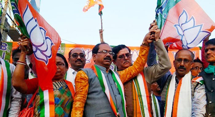 বসিরহাট তৃণমূলে বড়সড় ভাঙন, প্রায় ৮০০ নেতাকর্মী যোগ দিলেন বিজেপিতে - West Bengal News 24