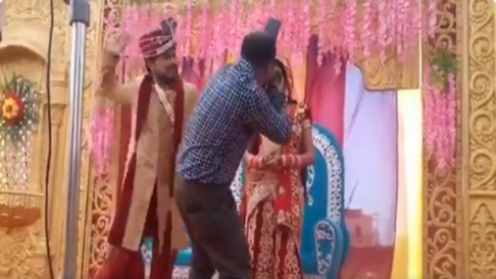 কনের ছবি তুলতে গিয়ে বরের হাতে মার খেলেন ফটোগ্রাফার - West Bengal News 24 কনের ছবি তুলতে গিয়ে বরের হাতে মার খেলেন ফটোগ্রাফার - West Bengal News 24