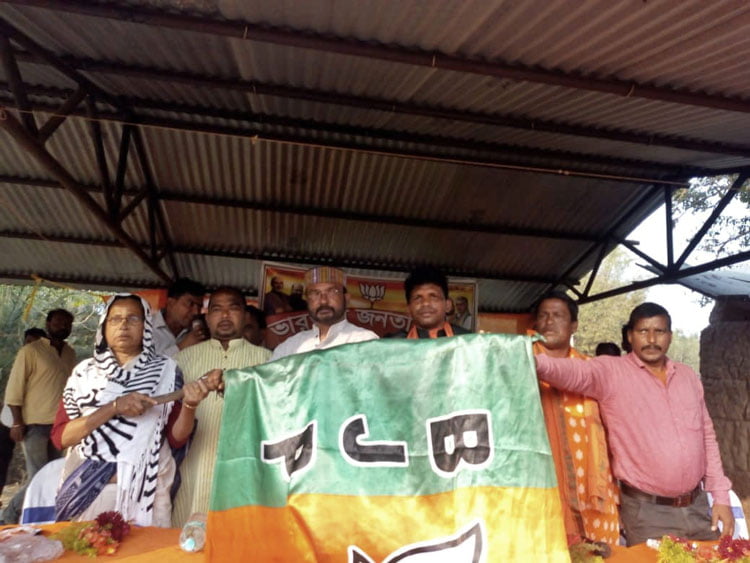 দলীয় প্রধানের বিরুদ্ধে অনাস্থা এনে বিজেপিতে তৃণমূলের পঞ্চায়েত সদস্য - West Bengal News 24 দলীয় প্রধানের বিরুদ্ধে অনাস্থা এনে বিজেপিতে তৃণমূলের পঞ্চায়েত সদস্য - West Bengal News 24