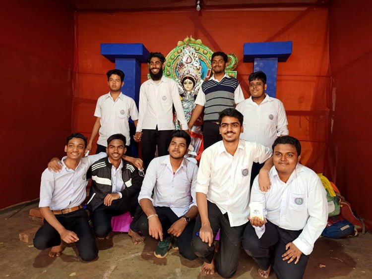 ঝাড়গ্রামে ঐতিহ্যের স্কুলে সম্প্রীতির সরস্বতী পুজো - West Bengal News 24 ঝাড়গ্রামে ঐতিহ্যের স্কুলে সম্প্রীতির সরস্বতী পুজো - West Bengal News 24