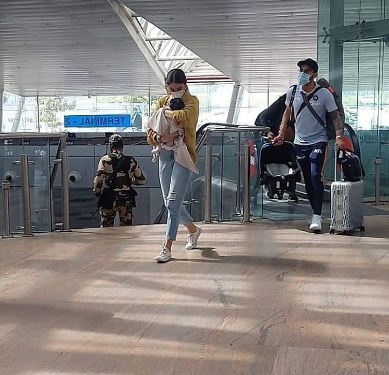 পাপারাৎজিদের থেকে আড়াল করতেই মেয়েকে চাদরে মুড়লেন অনুষ্কা, ‘Superhot’ ফিগারে Viral সেক্সি অনুস্কা - West Bengal News 24