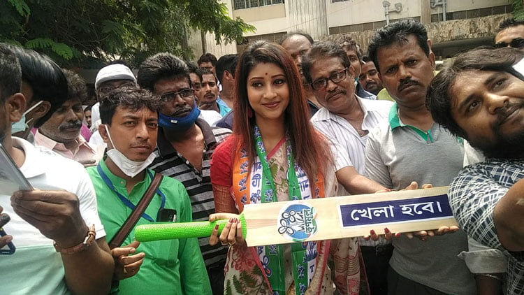 West Bengal Assembly Election 2021 : সবুজ সাথি সাইকেল চালিয়ে এসে মনোনয়ন জমা দিয়ে চমক দিলেন লাভলি মৈত্র - West Bengal News 24