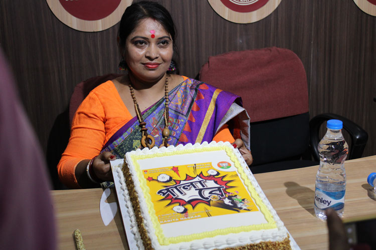 তৃনমূলের বিরুদ্ধে প্রচারের ঝড় তুলতে গানের মাধ্যমে নতুন স্লোগান তুললেন বিজেপি নেত্রী কবিতা নস্কর - West Bengal News 24