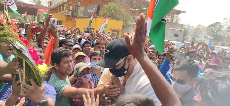 মাঝপথে রোড শো থামিয়ে দেবের প্রস্থান - West Bengal News 24