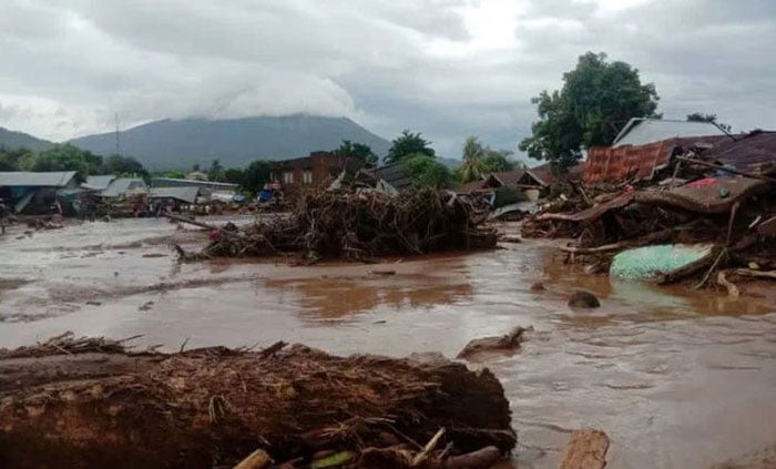 ইন্দোনেশিয়া ও পূর্ব তিমুরে বন্যা-ভূমিধসে নিহতের সংখা বেড়ে ৭৬ - West Bengal News 24