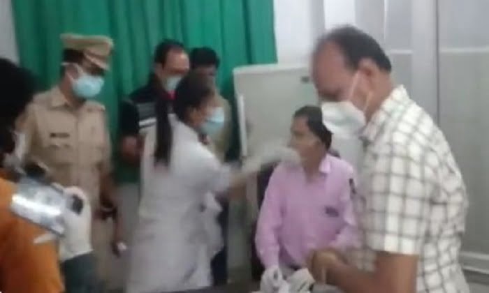 ডাক্তারকে চড় মারলেন নার্স, অতঃপর পাল্টা ঘুষি! ভিডিও সংযুক্ত - West Bengal News 24