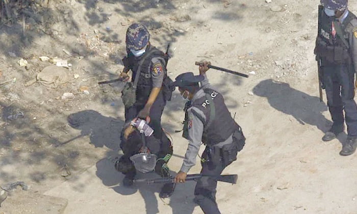 এবার মিয়ানমারে বাস থামিয়ে যাত্রী পেটাচ্ছে সেনারা - West Bengal News 24