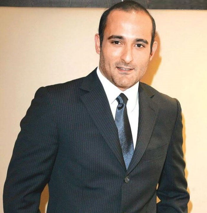 কেবলমাত্র একটি কারনের জন্য কারিশমার সাথে বিয়ে হয়নি অক্ষয় খান্নার, আজও একাই কাটাচ্ছেন জীবন - West Bengal News 24