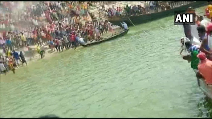 মর্মান্তিক! গঙ্গায় গাড়ি উল্টে নিখোঁজ বহু, মৃত কমপক্ষে ১০ - West Bengal News 24 মর্মান্তিক! গঙ্গায় গাড়ি উল্টে নিখোঁজ বহু, মৃত কমপক্ষে ১০ - West Bengal News 24
