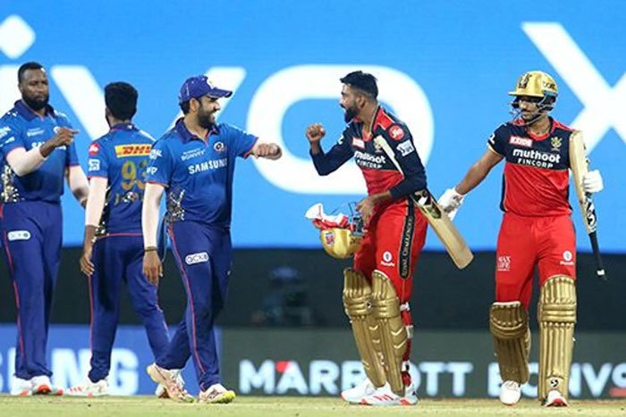 হার্শাল-ভিলিয়ার্স নৈপুণ্যে মুম্বাইকে হারালো ব্যাঙ্গালোর - West Bengal News 24