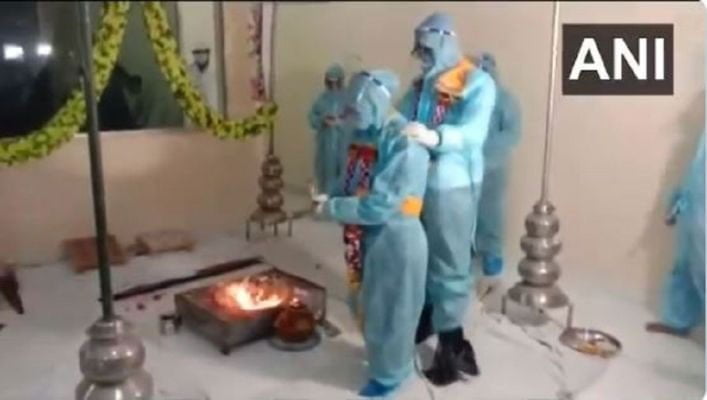 করোনা আক্রান্ত বর, তবুও বিয়ে করতেই হবে, পিপিই কিট পরে বিয়ে সারলেন মধ্যপ্রদেশের যুগল, দেখুন সেই ভিডিও - West Bengal News 24