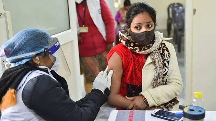 চাপে পড়ে কোভিশিল্ড ভ্যাকসিনের দাম কমাল কতৃপক্ষ - West Bengal News 24