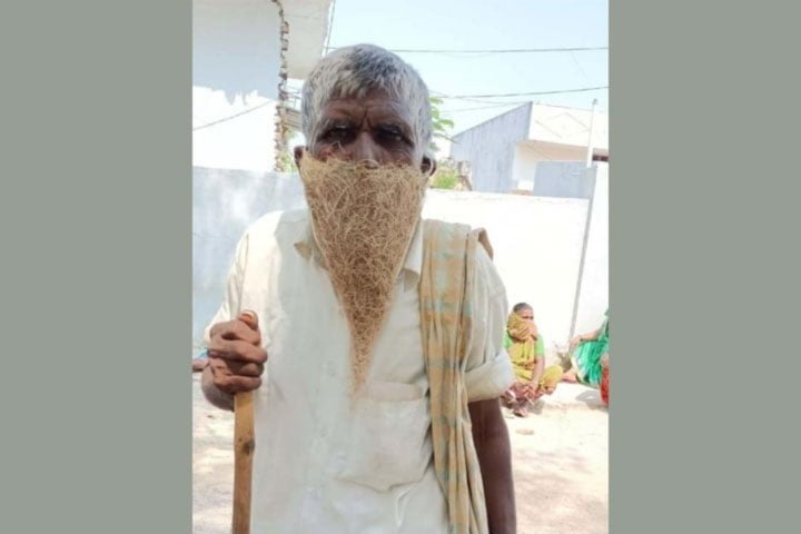 মাস্ক কেনার টাকা নেই, পাখির বাসা মুখে বেঁধে পেনশন তুলতে এলেন বৃদ্ধ - West Bengal News 24