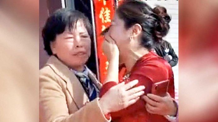 ঠিক যেন সিনেমা! হবু পুত্রবধু আসলে এক সময়ে নিখোঁজ হওয়া কন্যাসন্তান, জানা গেল বিয়ের মঞ্চে - West Bengal News 24 ঠিক যেন সিনেমা! হবু পুত্রবধু আসলে এক সময়ে নিখোঁজ হওয়া কন্যাসন্তান, জানা গেল বিয়ের মঞ্চে - West Bengal News 24