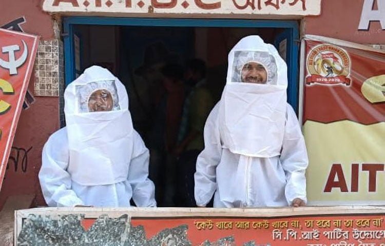 করোনা আক্রান্তদের মুস্কিল আসান ‘রেড ভলান্টিয়ার’ - West Bengal News 24