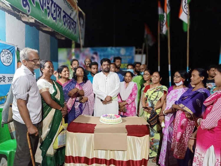 কেক কেটে জেলার জন্মদিন পালন করলেন তৃণমূল নেতা - West Bengal News 24