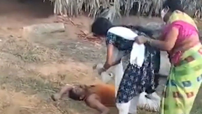 মাঠে পড়ে কোভিড আক্রান্ত বাবা, মেয়ে জল দিতে গেলেও আটকাচ্ছেন মা! ভিডিও সংযুক্ত - West Bengal News 24