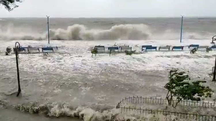 Cyclone Yaas Update : এমন উত্তাল সমুদ্র আগে দেখেনি দীঘাবাসী! প্রবল জলোচ্ছ্বাসের কবলে দীঘা - West Bengal News 24