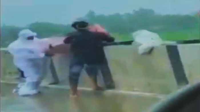 যোগীরাজ্যে নদীতে ছুড়ে ফেলা হচ্ছে কোভিডে মৃতের দেহ, ঘটনায় চাঞ্চল্যের সৃষ্টি - West Bengal News 24