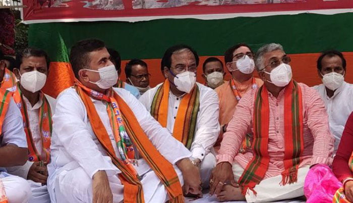 কলকাতায় ধর্নায় দিলীপ-শুভেন্দুরা - West Bengal News 24