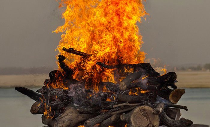 করোনায় মৃত্যু বাবার! শোকে বাবার জ্বলন্ত চিতায় ঝাঁপ মেয়ের - West Bengal News 24 করোনায় মৃত্যু বাবার! শোকে বাবার জ্বলন্ত চিতায় ঝাঁপ মেয়ের - West Bengal News 24