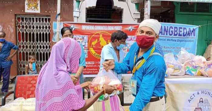 লকডাউনে সংবেদনশীলতার পরিচয় দিয়ে অনাহারদের খাদ্যের যোগান সোনাগাছিতে - West Bengal News 24