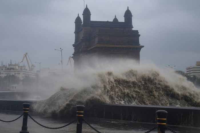 Tauktae Cyclone Live Update : গুজরাটে আছড়ে পড়ে শক্তি হারাল তউকতে, নিহত ১৪ - West Bengal News 24