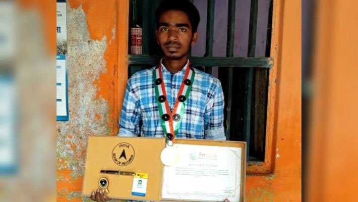 মুসুর ডালের দানায় ওপর রবীন্দ্রনাথের ছবি ও ভারতের মানচিত্র এঁকে জাতীয় সম্মান ডায়মন্ড হারবারের ছাত্রের - West Bengal News 24 মুসুর ডালের দানায় ওপর রবীন্দ্রনাথের ছবি ও ভারতের মানচিত্র এঁকে জাতীয় সম্মান ডায়মন্ড হারবারের ছাত্রের - West Bengal News 24