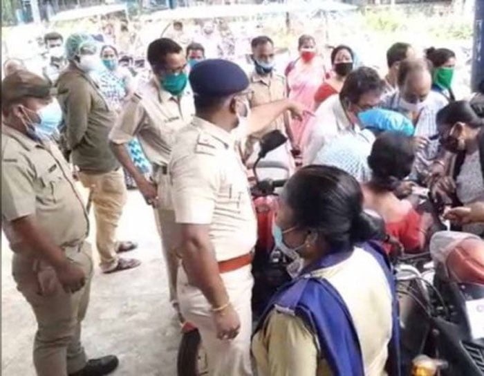 ৫০০ টাকা দিলে দাঁড়াতে হবে না ভ্যাক্সিন নেওয়ার লাইনে, অভিযোগ স্বাস্থ্যকর্তার - West Bengal News 24