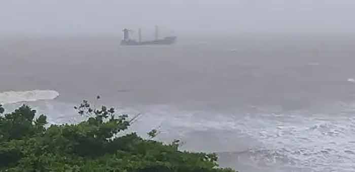 মুম্বইয়ে বার্জ পি ৩০৫ জাহাজে আটকে পড়া ১২৫ জনকে উদ্ধার করল নৌসেনা - West Bengal News 24 মুম্বইয়ে বার্জ পি ৩০৫ জাহাজে আটকে পড়া ১২৫ জনকে উদ্ধার করল নৌসেনা - West Bengal News 24