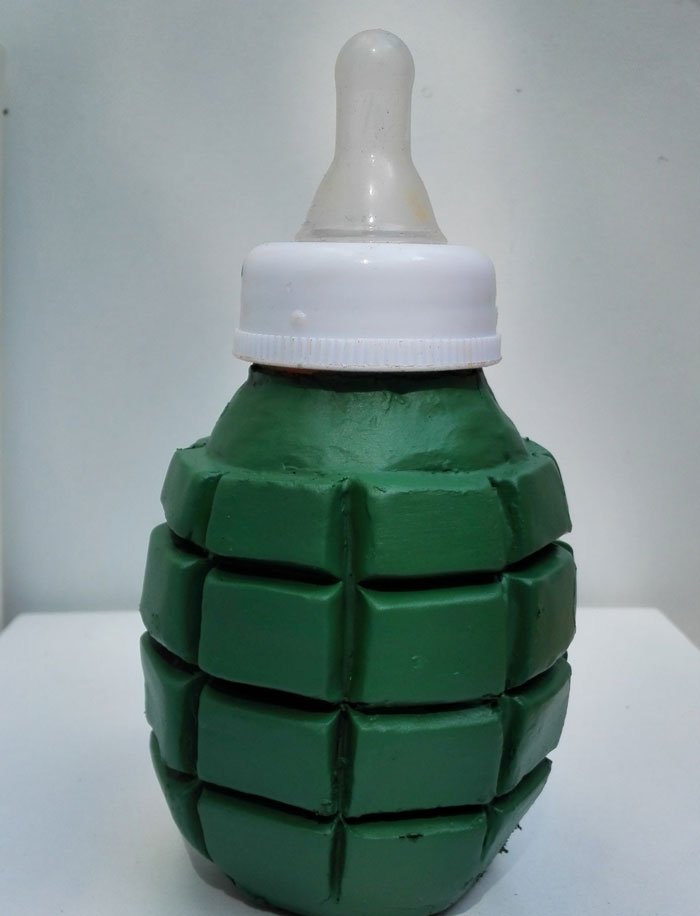 দুধের বোতল ভেবে মাটি থেকে বোমা টেনে তুললেন এক ব্যক্তি - West Bengal News 24