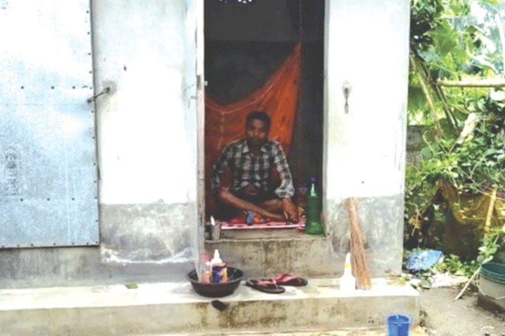 বাড়িতে জায়গা নেই, টয়লেটেই আইসোলেশনে করোনা আক্রান্ত যুবক - West Bengal News 24