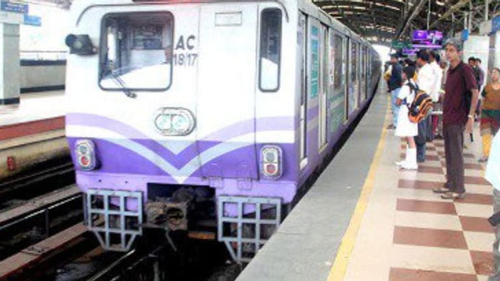 চলন্ত মেট্রোয় ধোঁয়া, কালীঘাটে থামল ট্রেন, ব্যাহত পরিষেবা - West Bengal News 24