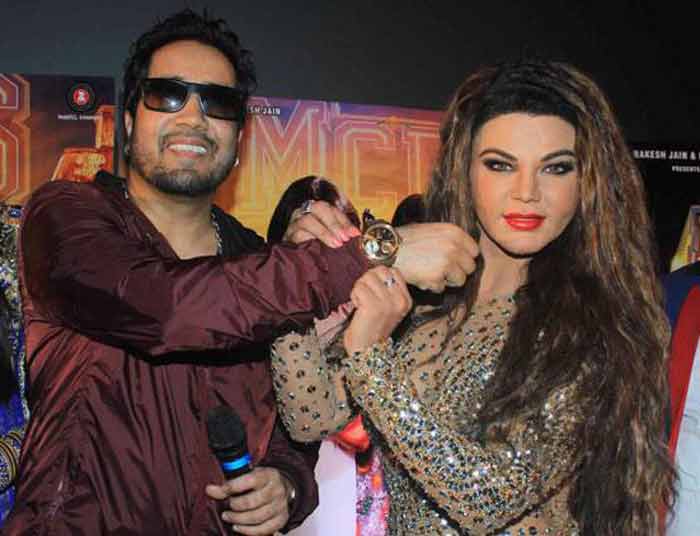 প্রকাশ্যে চুম্বন, শ্লীলতাহানিতে অভিযুক্ত মিকা-কে জড়িয়ে ধরলেন রাখি (ভিডিও) - West Bengal News 24