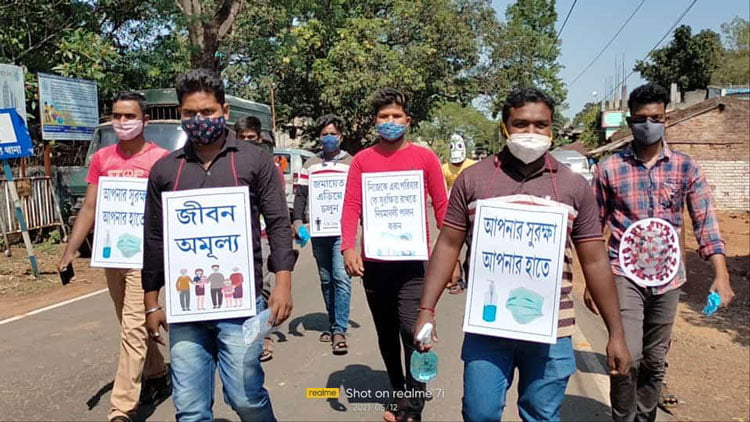 জেলা টিএমসিপির উদ্যোগে জামবনি বাজারে মাস্ক ও স্যানিটাইজার বিলি - West Bengal News 24