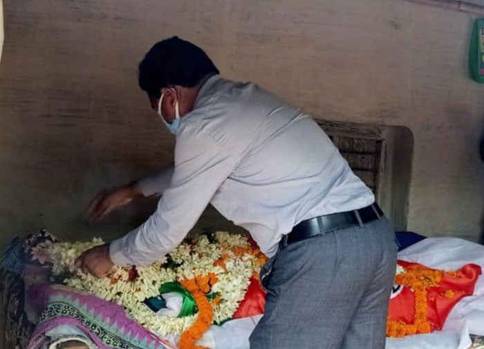 প্রয়াত বিজেপি নেতাকে শ্রদ্ধা তৃণমূল বিধায়কের - West Bengal News 24