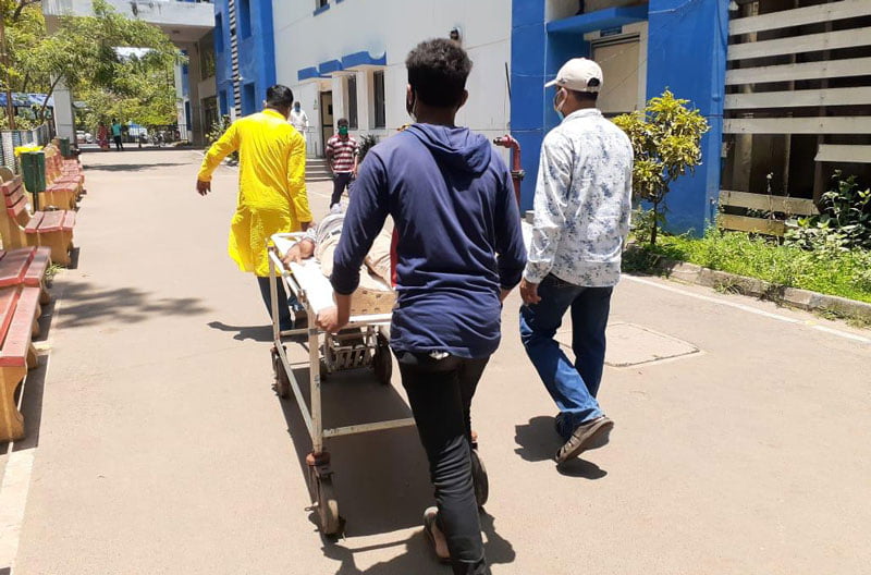 ঈদের দিনেও রোগী নিয়ে হাসপাতালে নাসিরুদ্দিনরা - West Bengal News 24