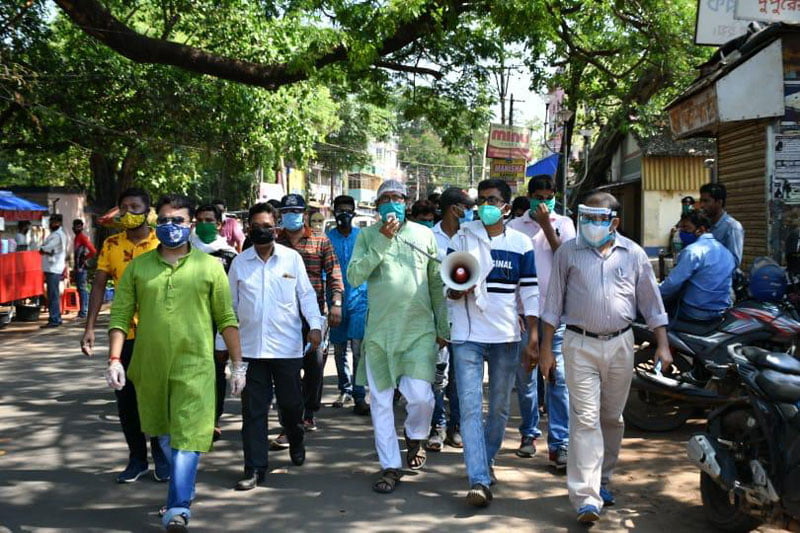 ঝাড়গ্রাম শহরবাসীকে সচেতন করতে পথে পুর-প্রশাসক ও মহকুমাশাসক - West Bengal News 24