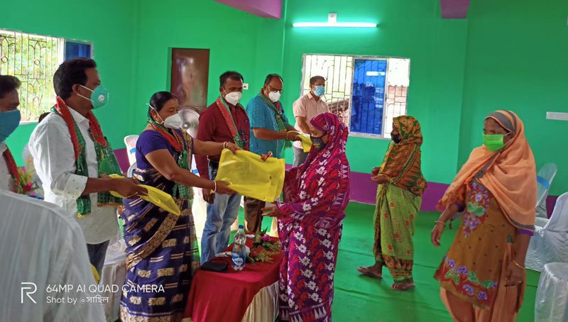 ঈদের দিনে বিনপুরের দুঃস্থদের পোষাক দিল নয়াগ্রাম ইয়ুথ ওয়েলফেয়ার সোসাইটি - West Bengal News 24