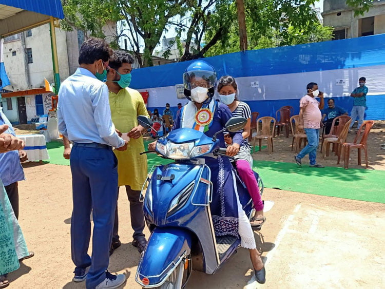 বন প্রতিমন্ত্রী হয়েও স্কুটি চালাচ্ছেন বিরবাহা হাঁসদা - West Bengal News 24 বন প্রতিমন্ত্রী হয়েও স্কুটি চালাচ্ছেন বিরবাহা হাঁসদা - West Bengal News 24